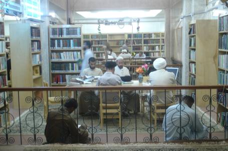 في بدايات تأسيس المكتبة 