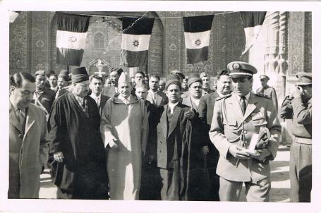 صورة نادره لزيارة ملك المغرب محمد الخامس الى ضريح الامام علي عليه السلام  مع السيد حميد الكليدار سادن الروضة الحيدرية