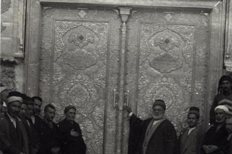 السيد عباس الكليدار سادن الروضة الحيدرية مع السيد عريضي متبرع باب الحرم العلوي المقدس