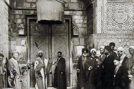 سماحة نقيب الاشراف السيد محمد الحسن الكليدار ( قدس الله سره ) سادن الروضة الحيدرية المطهرة ـ تاريخ الصورة 1914 م مع ملك الافغان