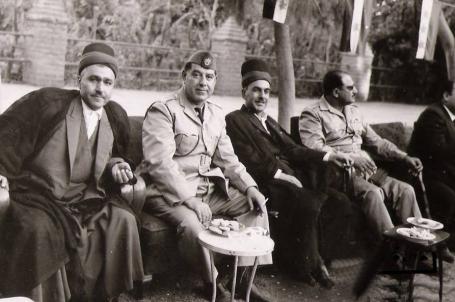 سماحة سادن الروضة الحيدرية المطهرة وعميد سدنة العتبات المقدسة في العراق السيد حسين الكليدار  يتوسط الصورة . ومن يسار الصورة الوجيه المرحوم السيد تقي الخلخالي رحمه الله .