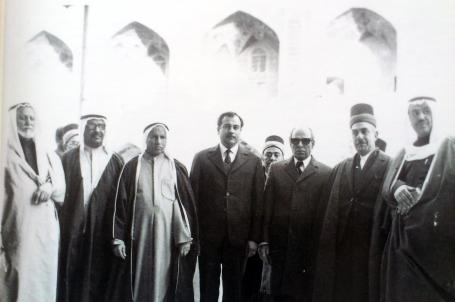 السيد حسين الكليدار سادن الروضة الحيدرية يستقبل امير الشارقة ويظهر في الصورة ايضا السيد عبد الرزاق الحبوبي وشخصيات اخرى