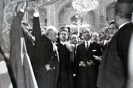 عبد السلام عارف في الروضة الحيدرية المقدسة