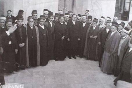 صورة قديمة لخدام الروضة الحيدرية المقدسة وهم من اعلام النجف اﻷشرف