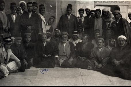 كليدار الروضة الحيدرية السيد عباس الكليدار والى يمينه السيد عريضي متبرع الابواب الذهبية للحرم