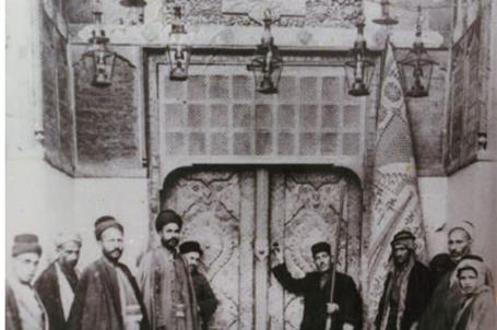 صورة الباب الرئيسية المقابلة للسوق الكبير لمرقد الامام علي (ع) عام 1920......ظاهرة فيها المصابيح النفطية آنذاك