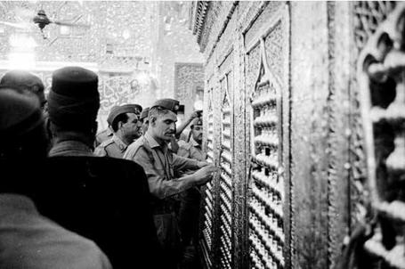 عبد الكريم قاسم داخل الحرم العلوي المطهر