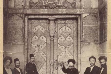 نقيب الاشراف السيد جواد الكليدار سادن الحرم العلوي مع قائم مقام النجف جمعة افندي بيك ويظهر في الصورة ايضا السيد محمد حسن سادن الروضة الحيدرية والسيد احمد