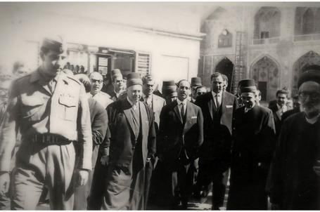 عبد السلام عارف يتشرف بزيارة الحرم العلوي المطهر والى يساره سادن الروضة الحيدرية السيد حسين الكليدار