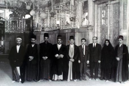 صورة تجمع سعاد ماهر مع سدنة الروضة الحيدرية