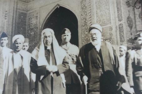 ملك الاردن عبد الله الاول يتشرف بزيارة الحرم العلوي المطهر وفي استقباله السيد عباس الكليدار