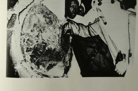 الملك سعود بن عد العزيز يتفقد الحجر الاسود