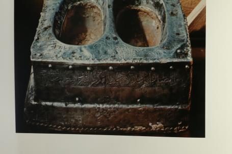 ملبساً بصفائح من الفضة بعد ازالة الغطاء عنه لمقام ابراهيم الخليل عليه السلام