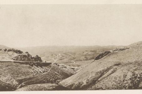 التلال اليهودية، بين القدس وأريحا. يوجد على اليسار خان الحثرورة (خان السامري). 1906