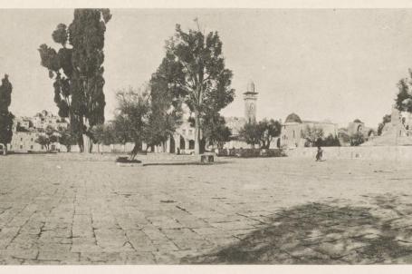 القدس. الجزء الجنوبي الشرقي من ميدان المعبد. إلى اليسار المسجد الأقصى. في المقدمة قبة الصخرة. 1915