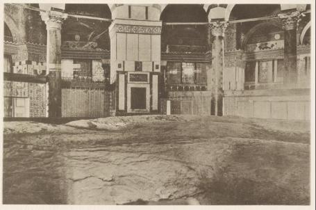 القدس. الجزء الداخلي من قبة الصخرة مع الصخرة المشرفة (17.5 x ‏13.5 متراً). 1910