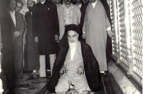 عند ضريح الامام علي عليه السلام