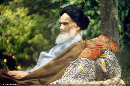 السيد الخميني ( قدس سره ) في منفاه في فرنسا 