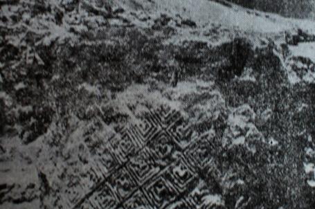 جانب من الزخارف الجصية الاموية التي كانت تزين احد اعمدة الايوان الشمالي الشرقي لدار الامارة