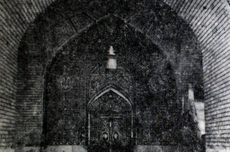 محراب امير المؤمنين (ع) والبوابة البرنزية داخل مسجد الكوفة